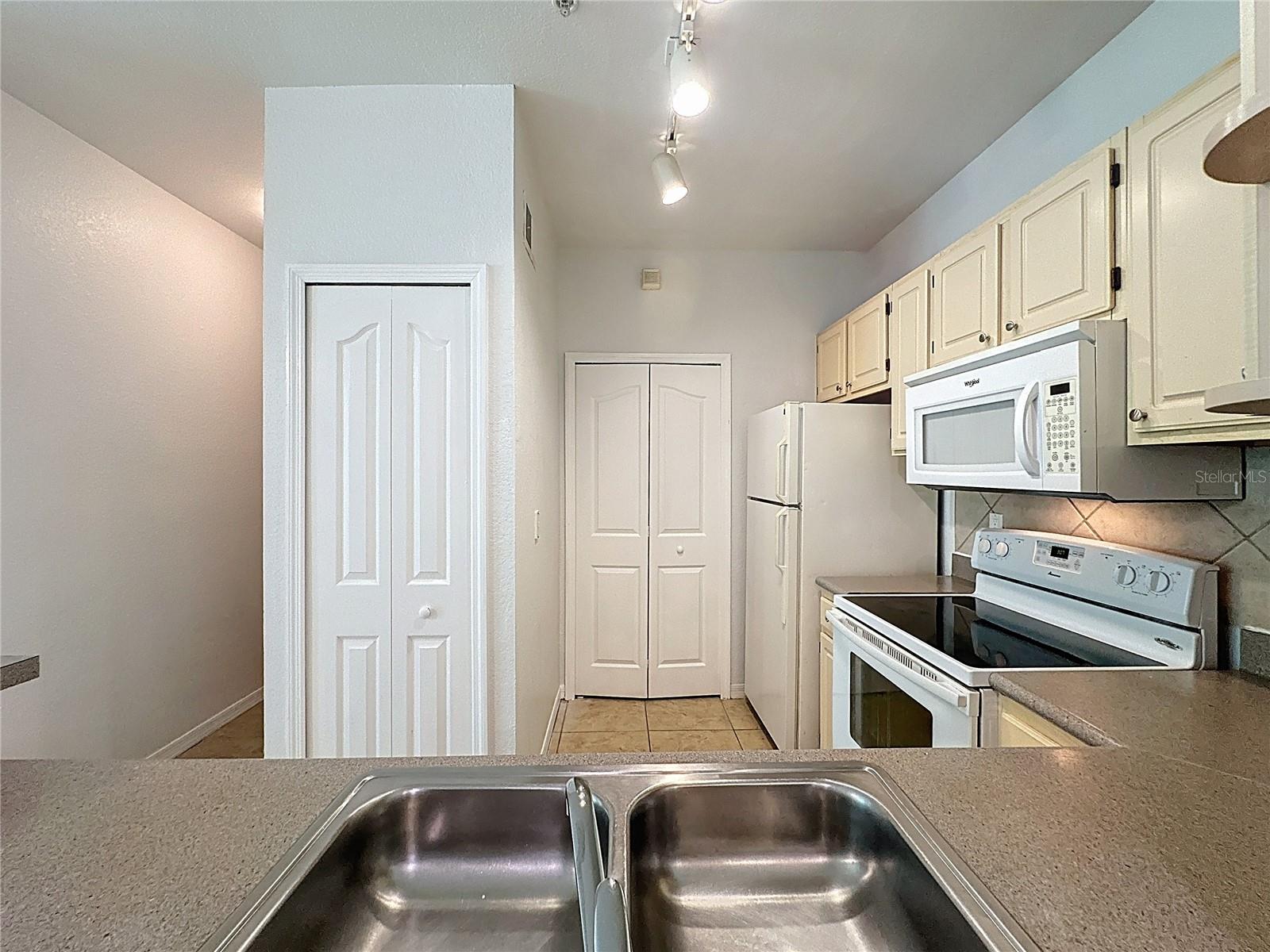 Image 18 of 29 For 8919 Legacy Ct  104