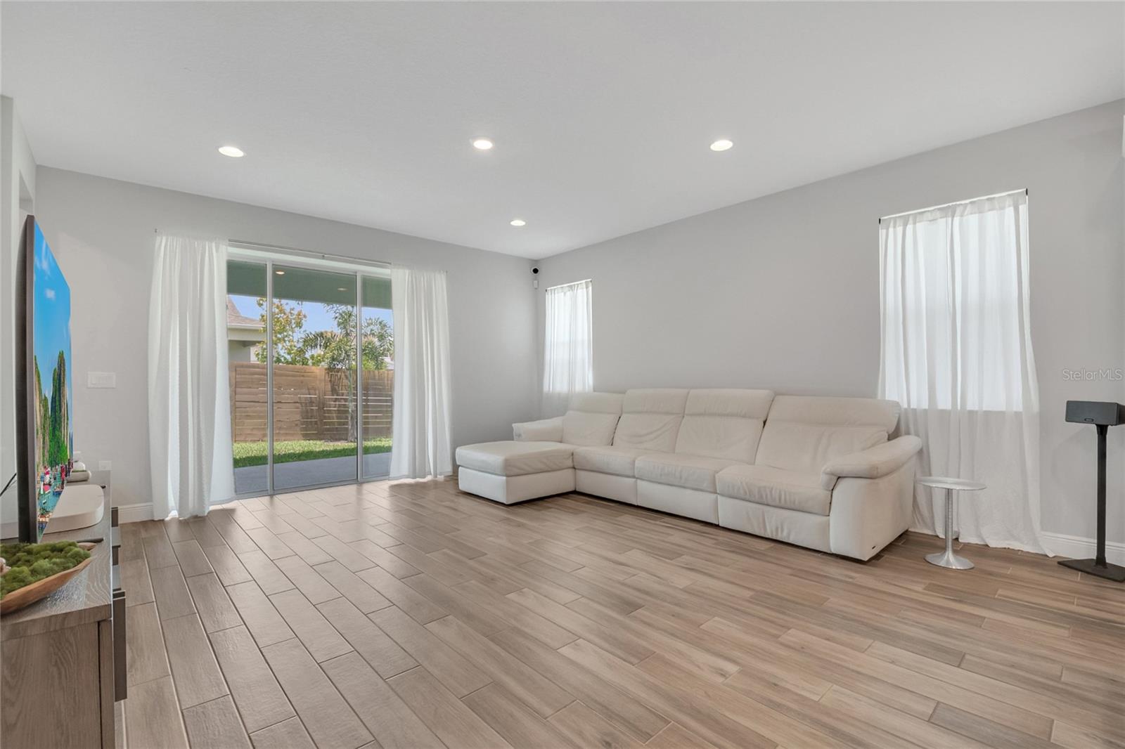 Image 23 of 88 For 19041 Blueleaf Street