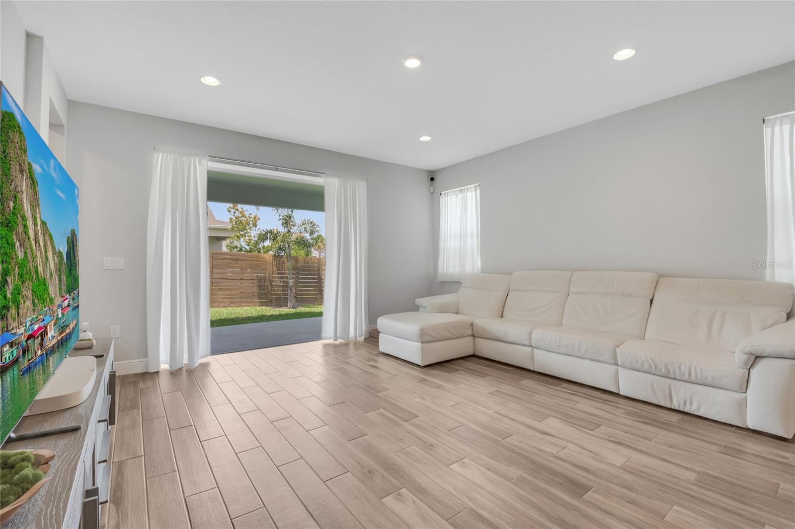 Image 24 of 88 For 19041 Blueleaf Street