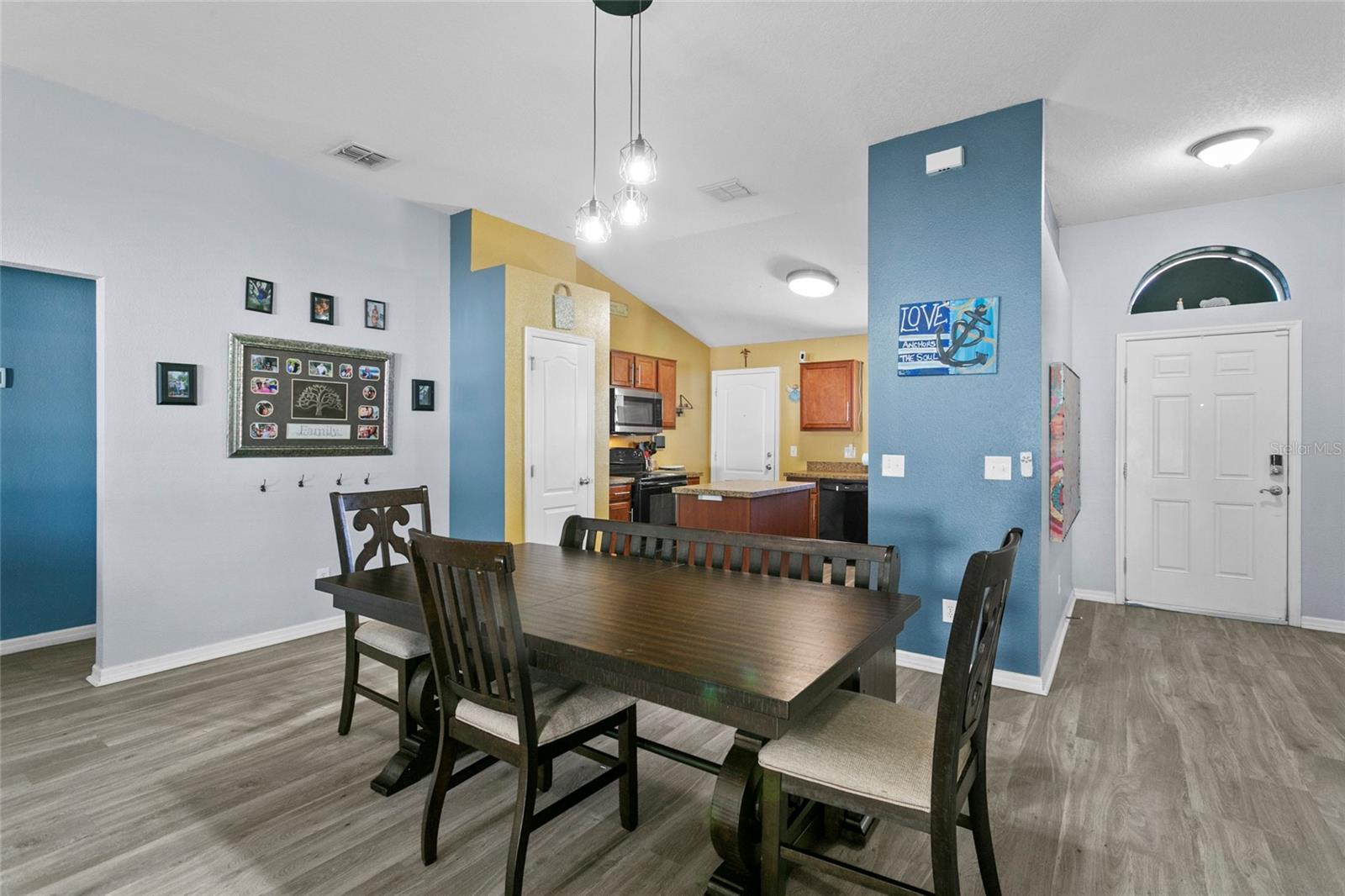 Image 5 of 17 For 323 Azincourt Lane