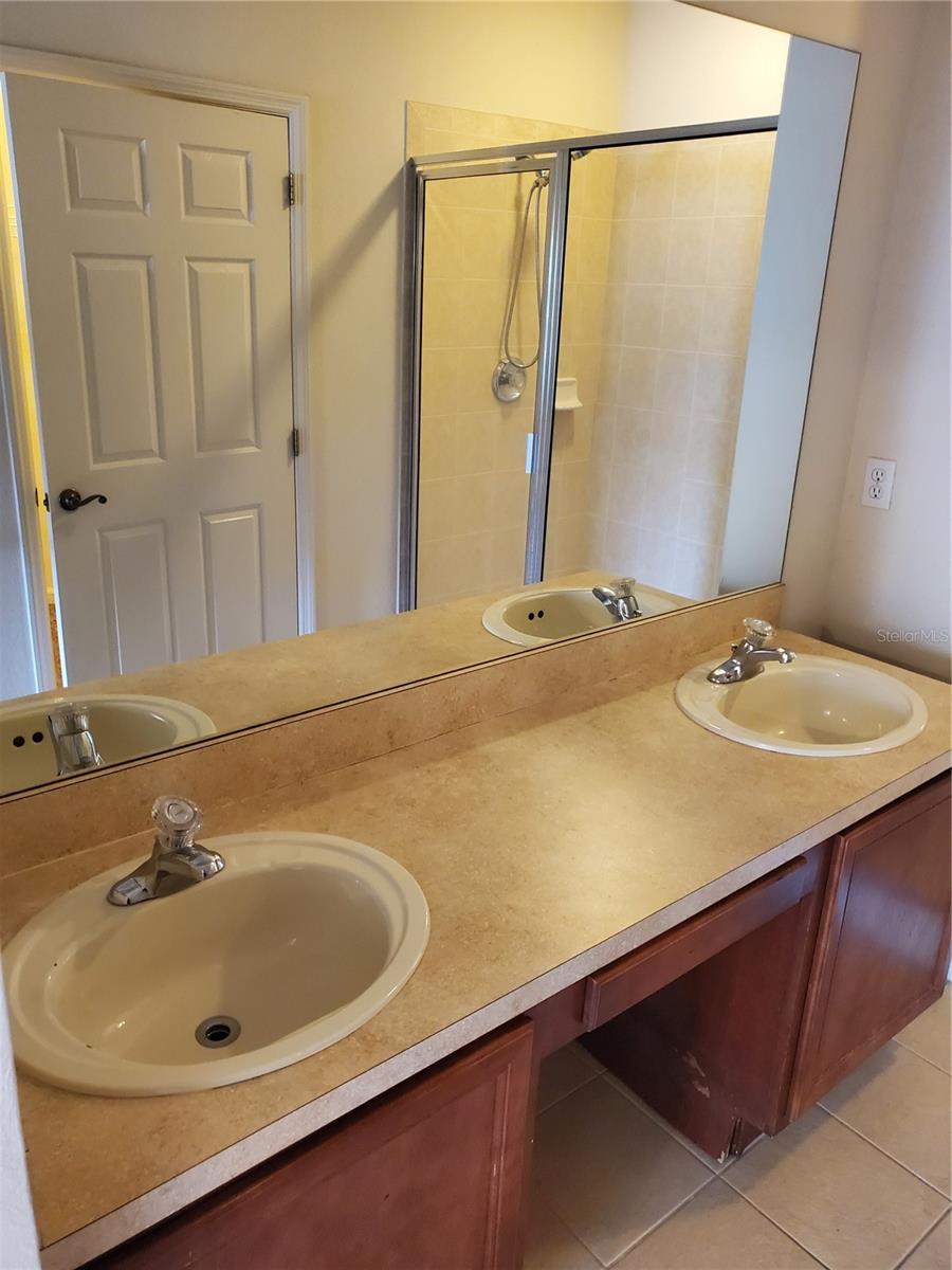 Image 21 of 36 For 3000 Laurel Park Lane 302