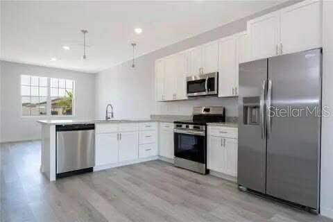 Image 3 of 6 For 646 Desmoines Court