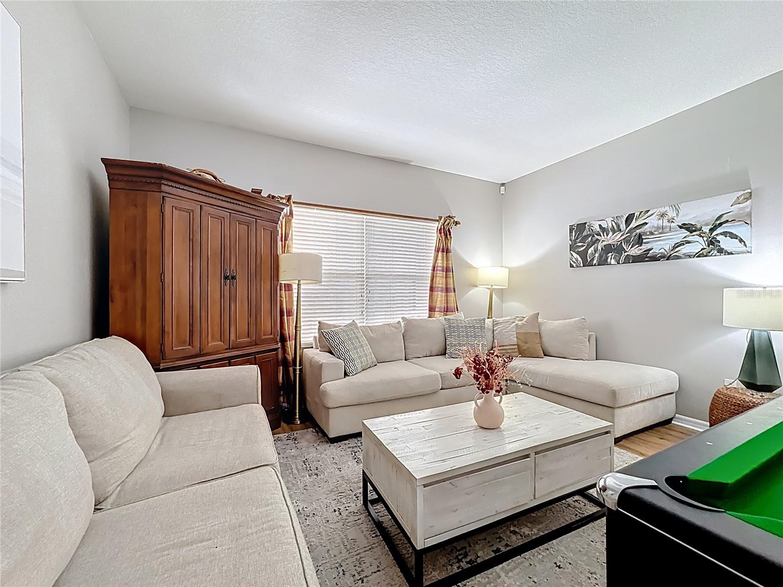 Image 8 of 53 For 526 Henley Circle