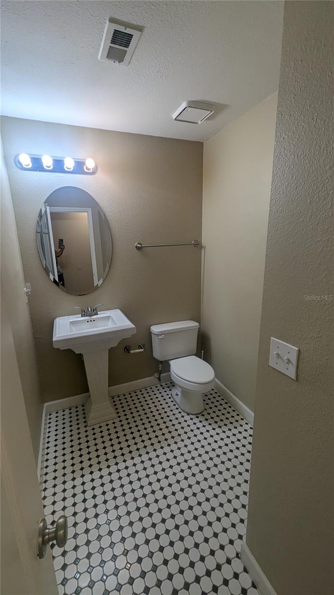 Image 13 of 22 For 2035 Dixie Belle Drive 2035p