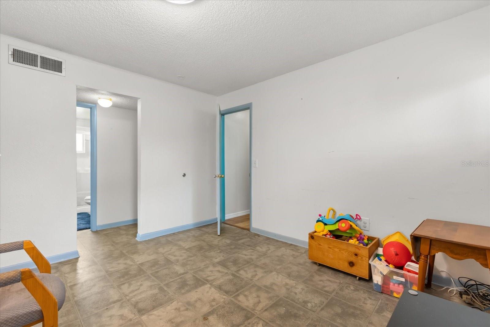 Image 20 of 36 For 627 Riverview Avenue