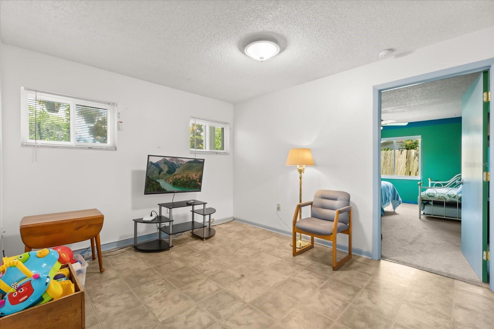 Image 7 of 36 For 627 Riverview Avenue