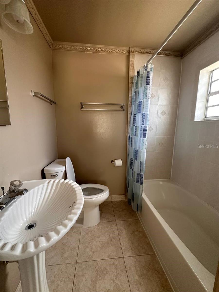 Image 13 of 30 For 930 Alford Street