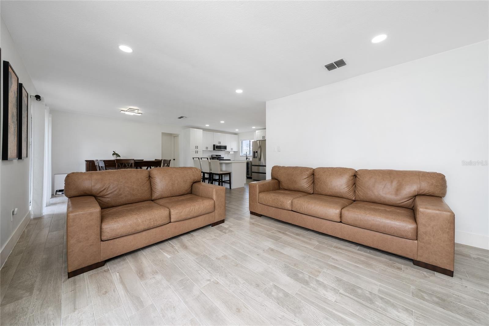 Image 16 of 52 For 10737 Larissa Street