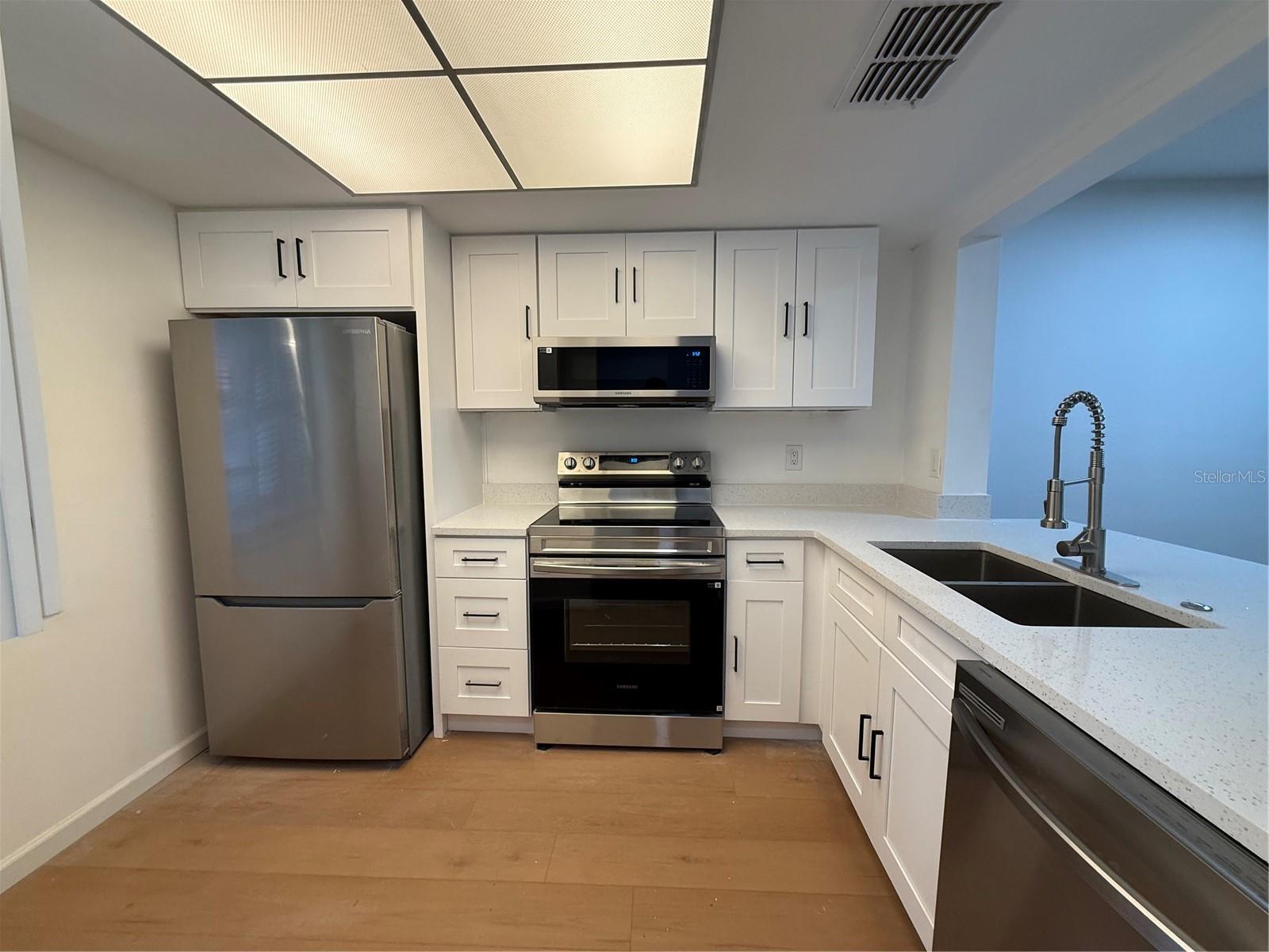 Image 3 of 29 For 601 Hercules Avenue 1002