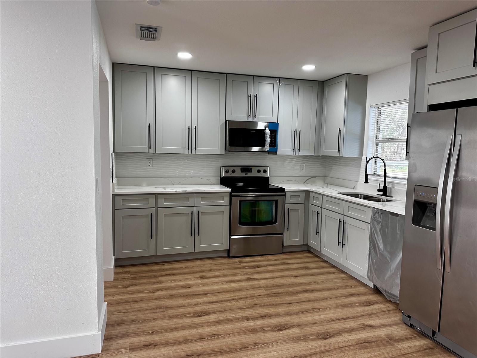 Image 10 of 46 For 933 Windsor Street
