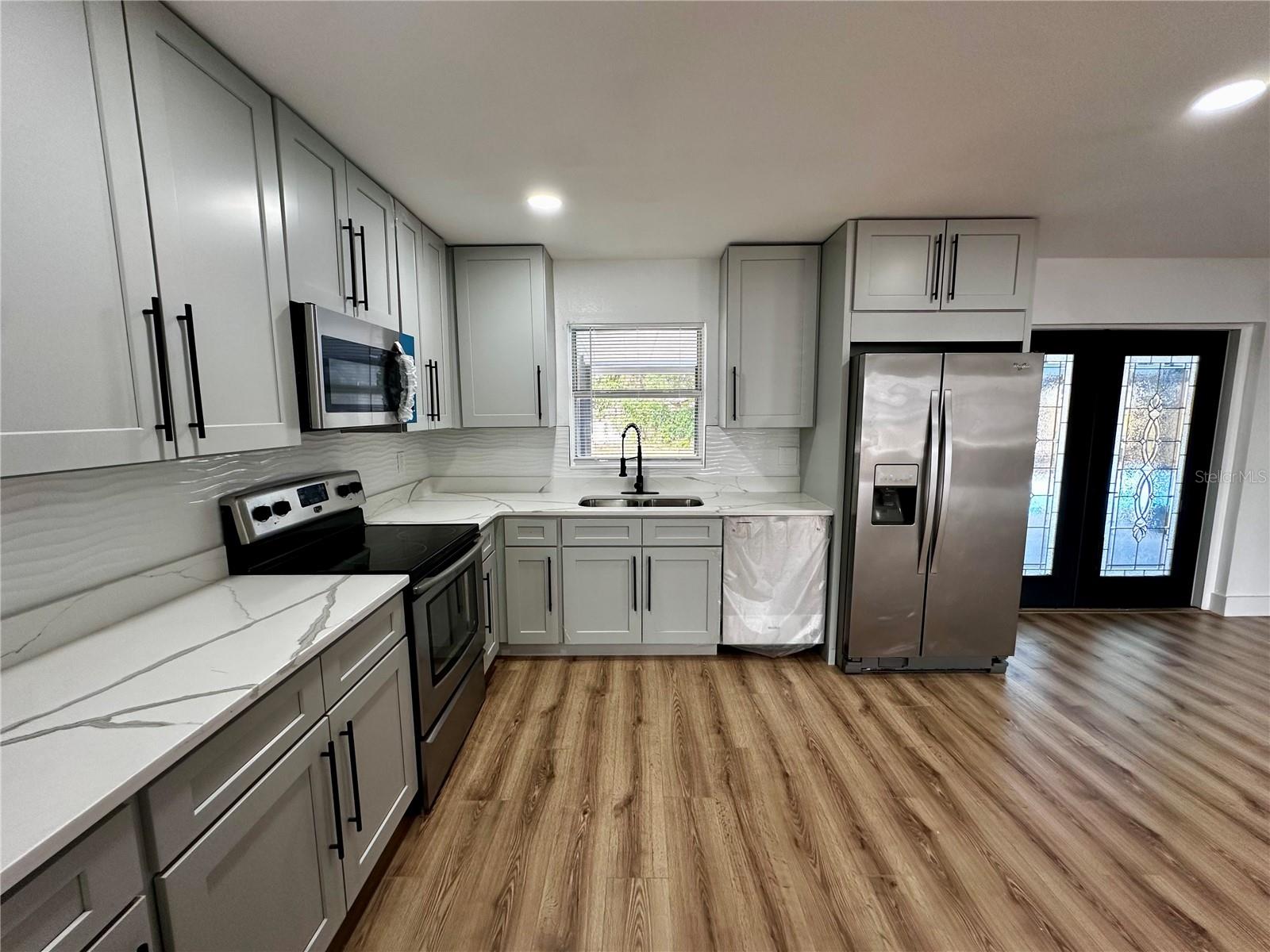 Image 11 of 46 For 933 Windsor Street