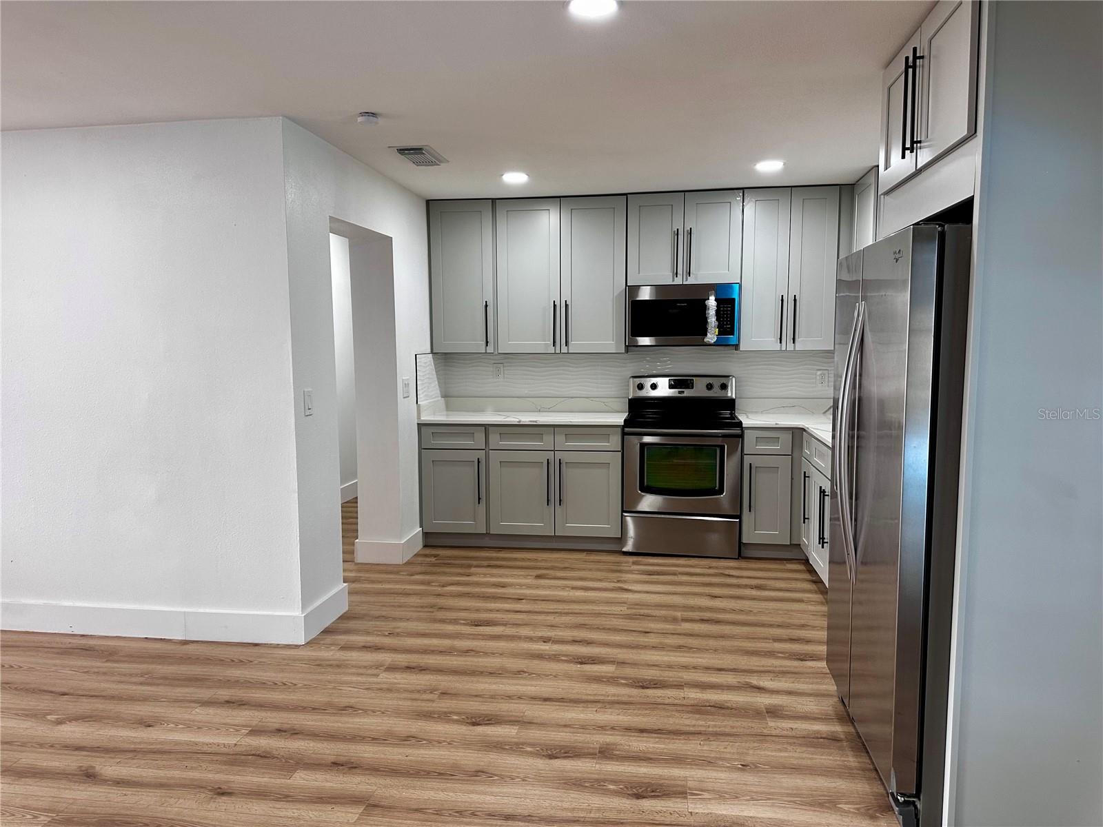 Image 12 of 46 For 933 Windsor Street