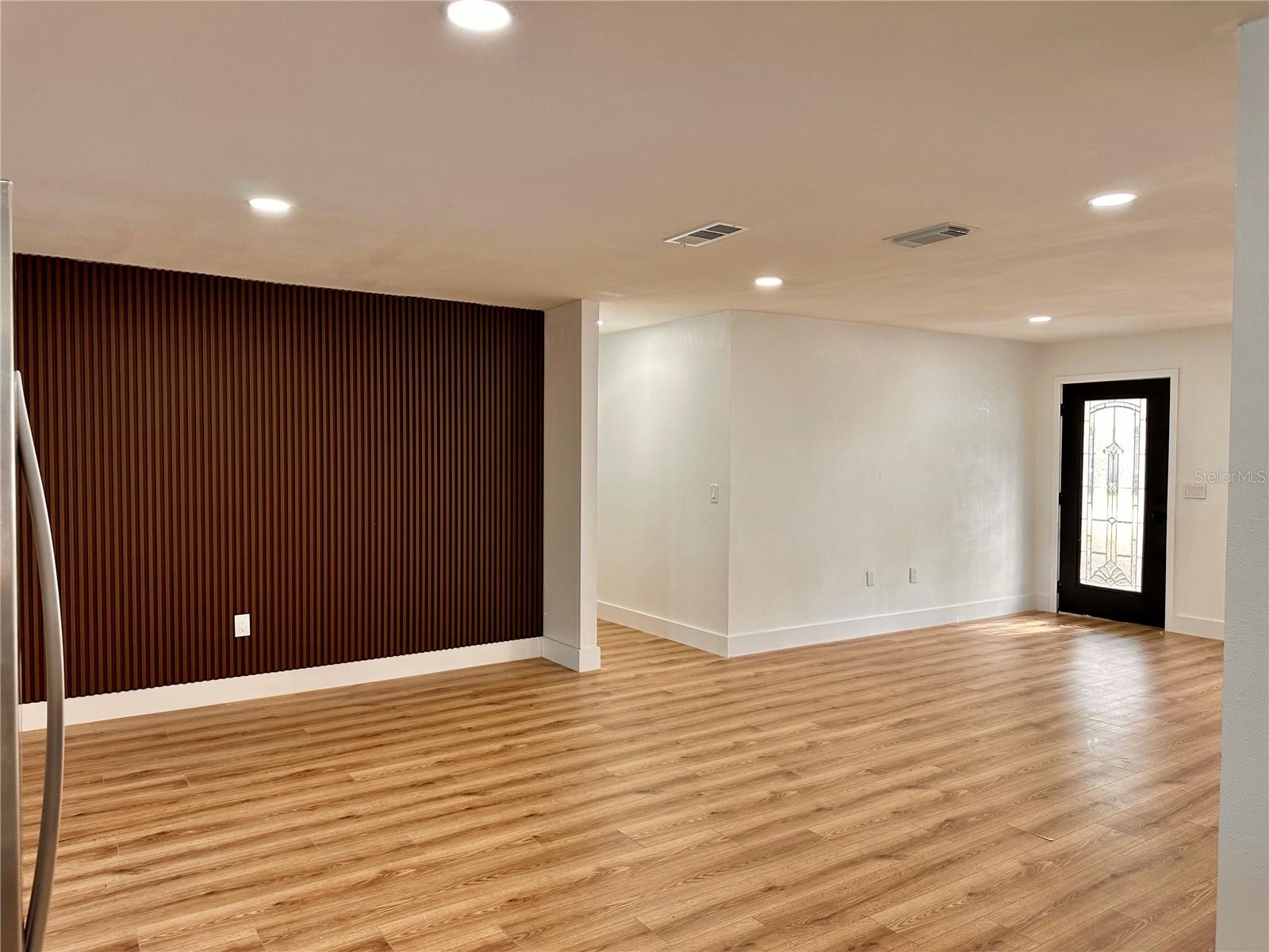 Image 17 of 46 For 933 Windsor Street
