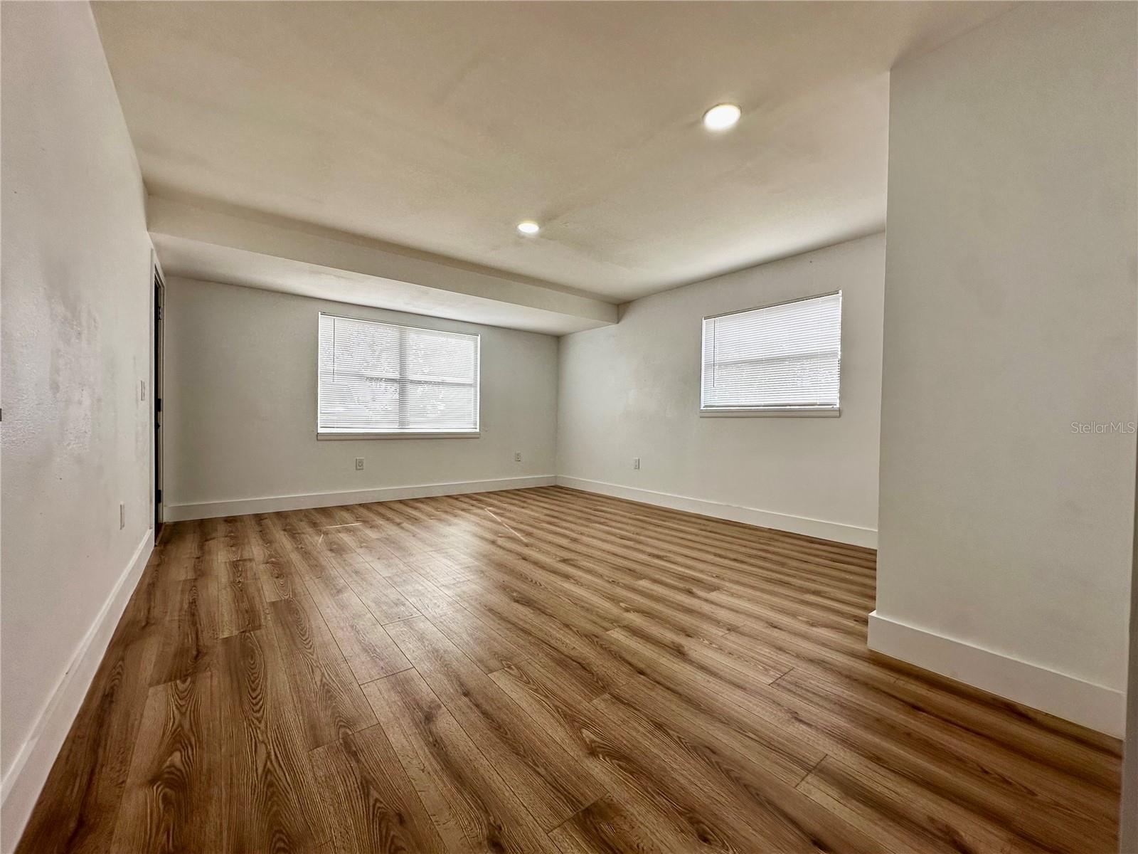 Image 20 of 46 For 933 Windsor Street
