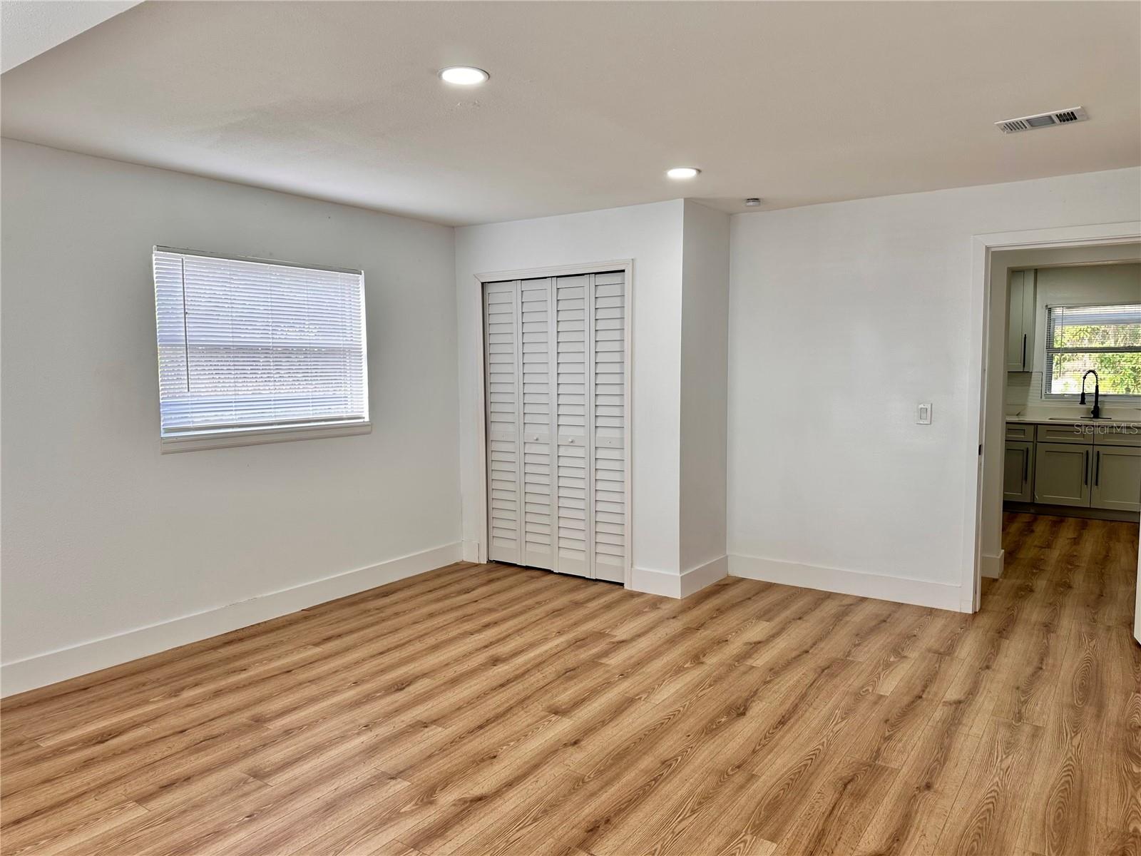 Image 22 of 46 For 933 Windsor Street