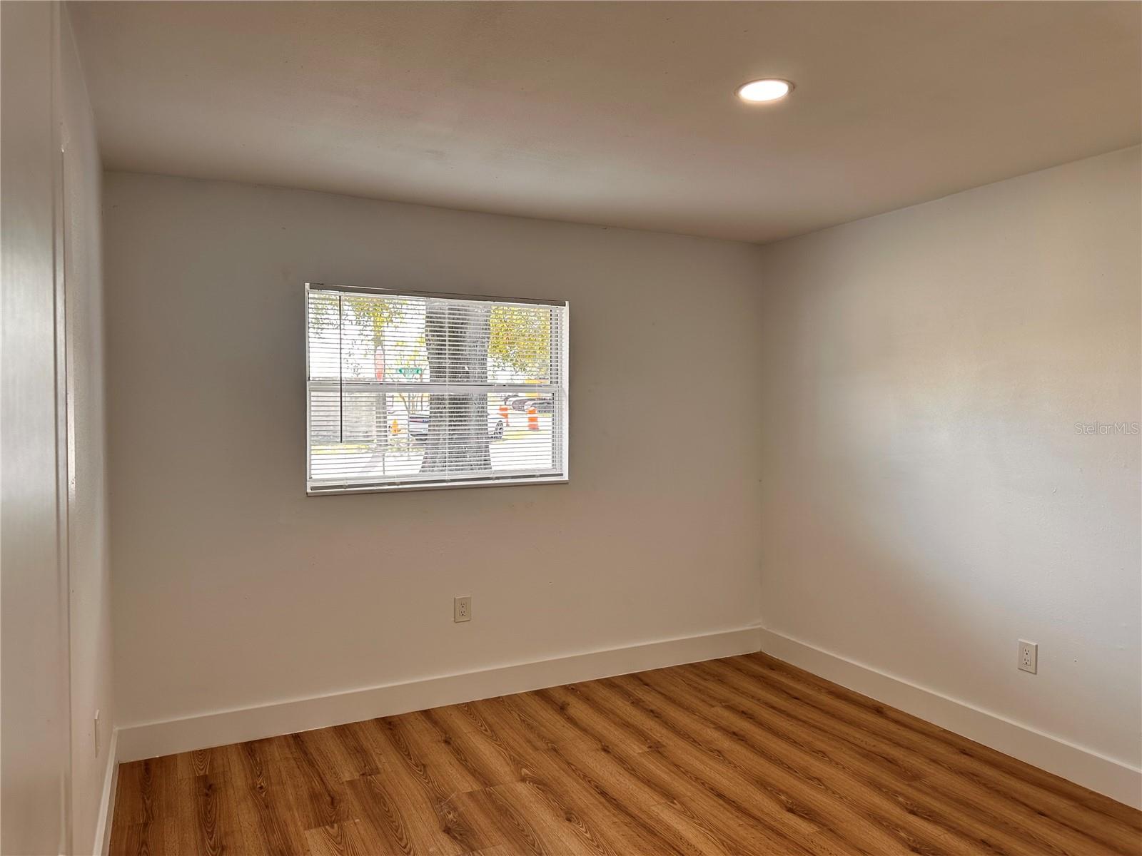 Image 23 of 46 For 933 Windsor Street