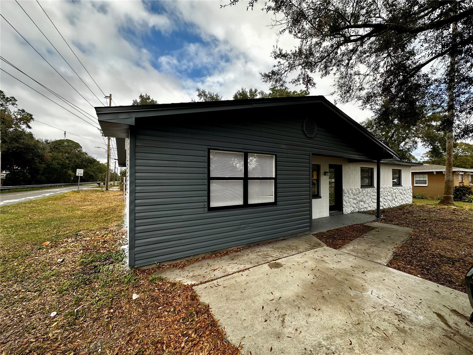 Image 3 of 46 For 933 Windsor Street