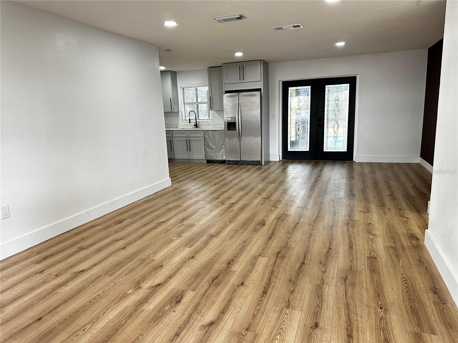 Image 6 of 46 For 933 Windsor Street