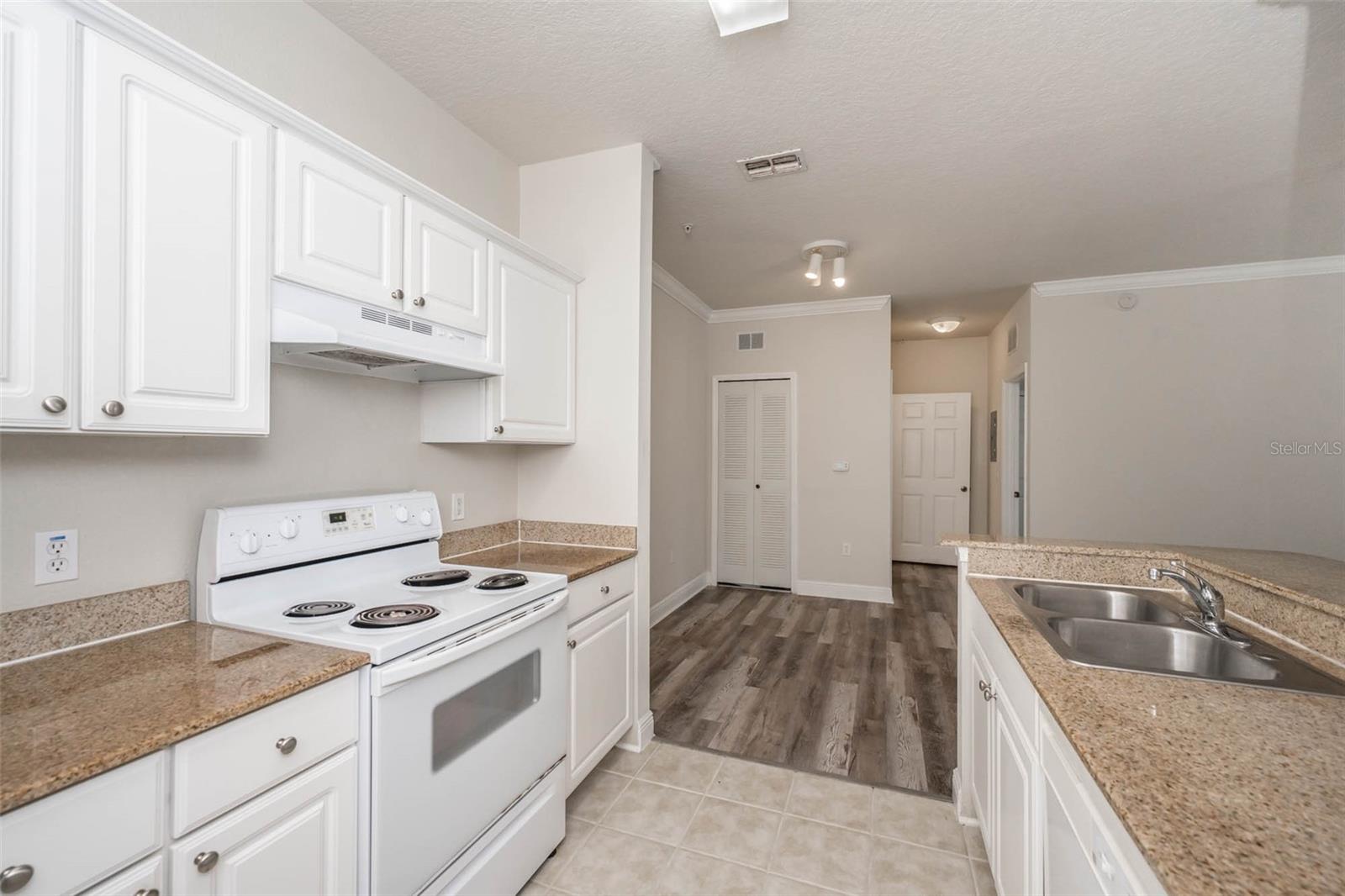 Image 4 of 19 For 316 Southern Pecan Circle 107