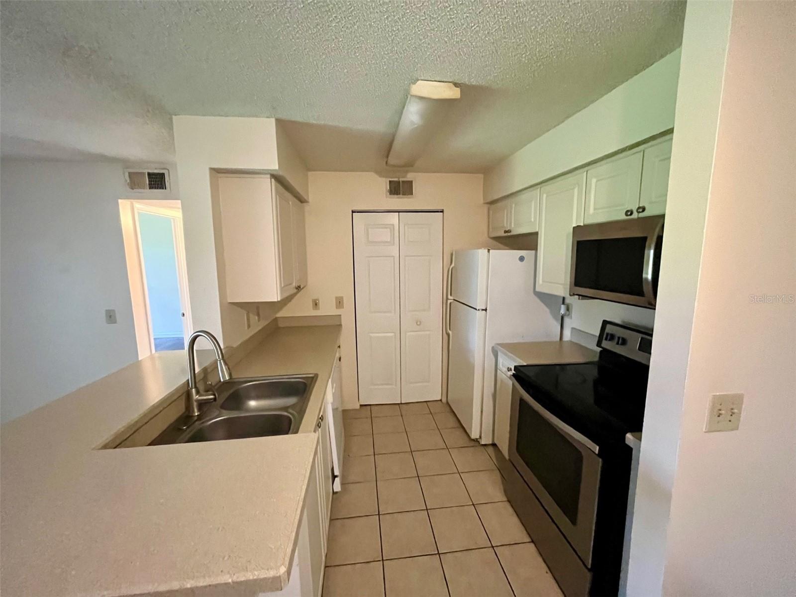 Image 6 of 9 For 1226 Bermuda Lakes Lane 207