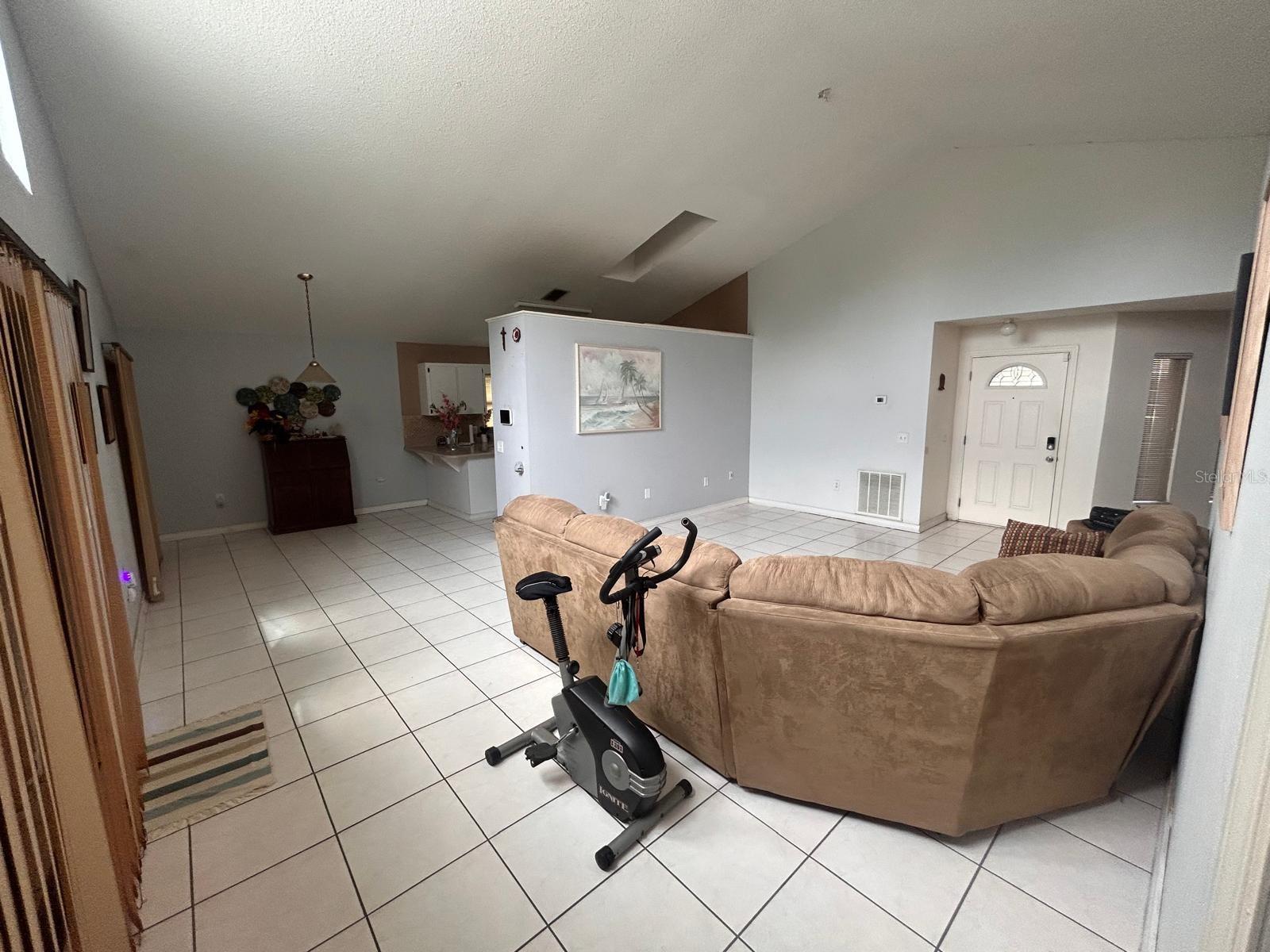 Image 8 of 19 For 470 Daisy Way