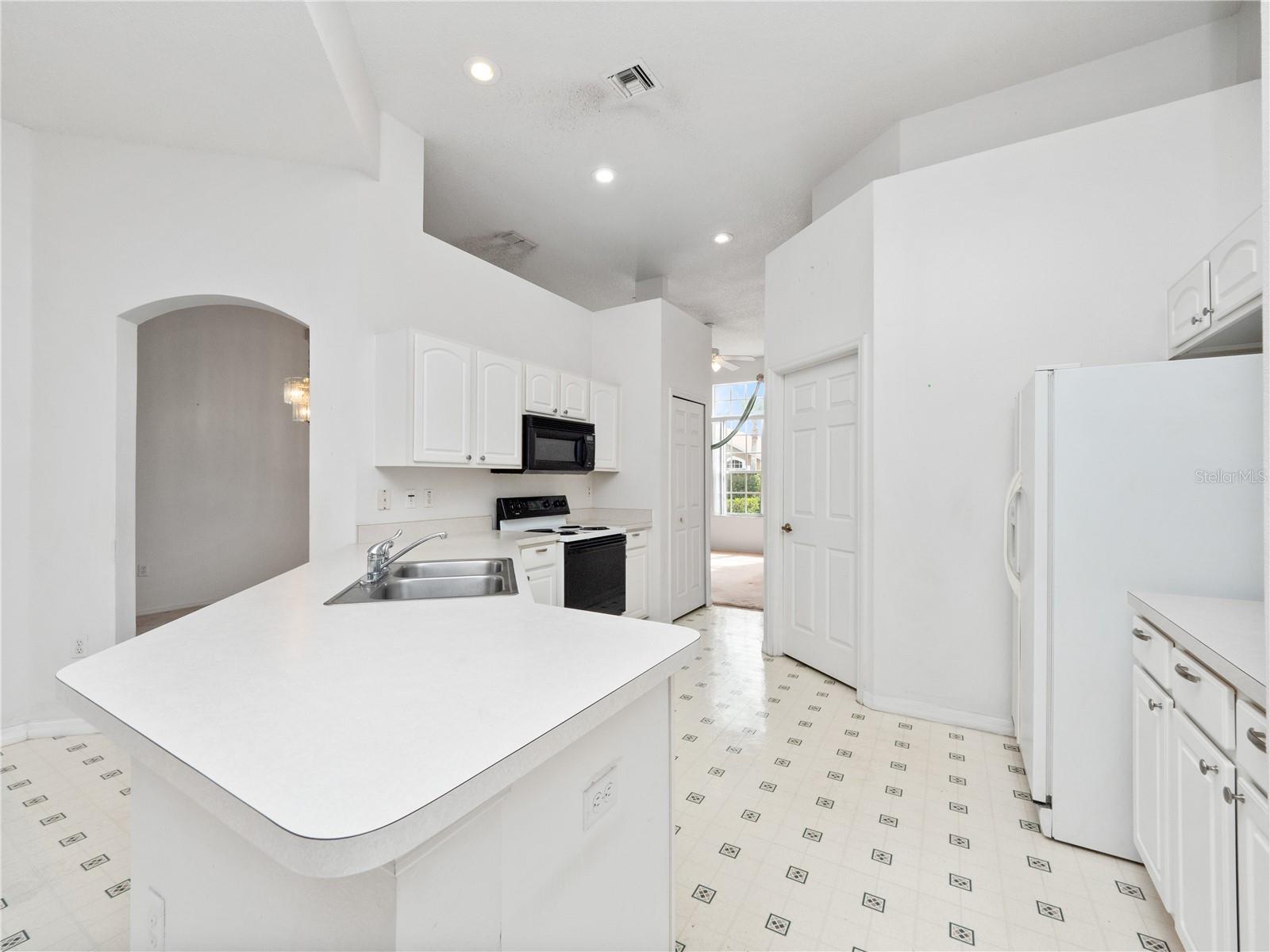 Image 6 of 39 For 448 Buckingham Circle