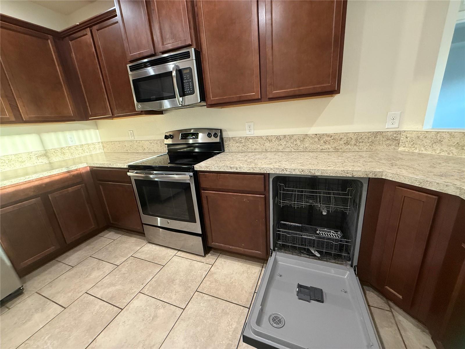 Listing photo id 19 for 6568 Goldenrod Road A