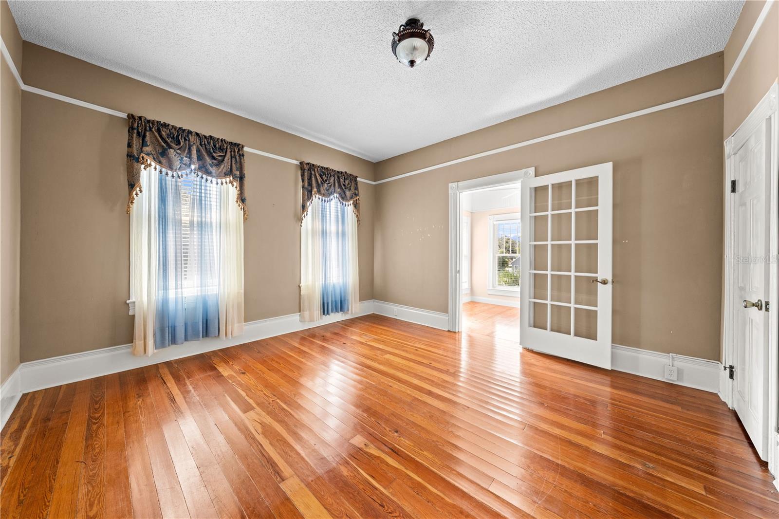 Image 20 of 100 For 212 Clyde Avenue