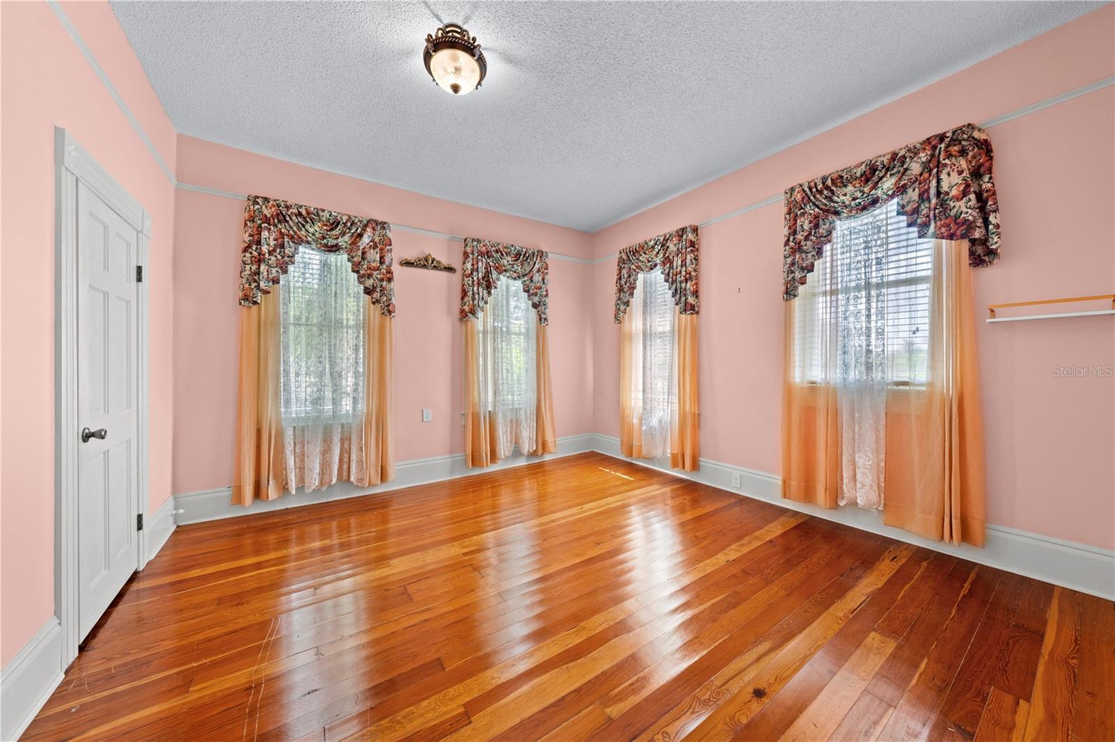 Image 21 of 100 For 212 Clyde Avenue