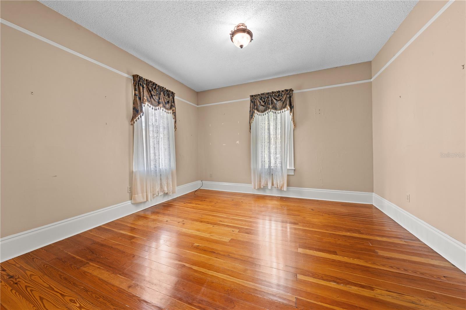 Image 35 of 100 For 212 Clyde Avenue