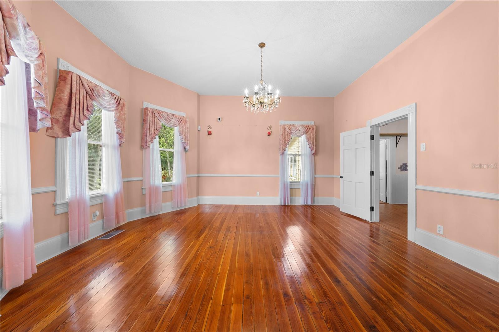Image 41 of 100 For 212 Clyde Avenue