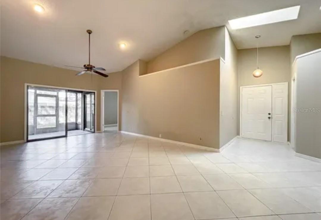 Image 3 of 21 For 623 Red Oak Circle 121