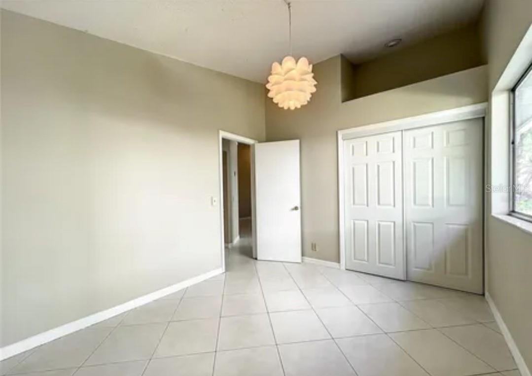 Image 4 of 21 For 623 Red Oak Circle 121