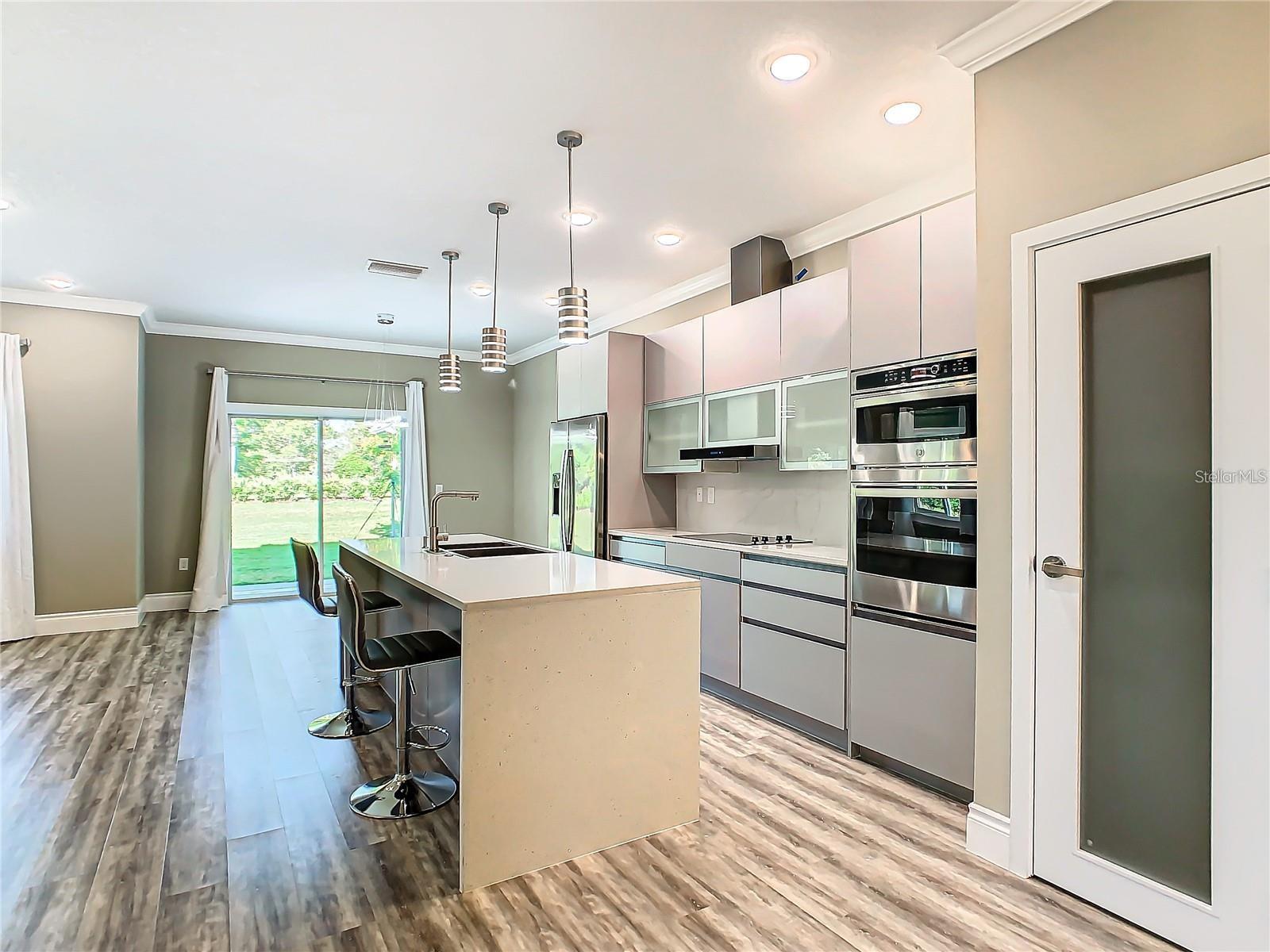 Image 3 of 50 For 2000 Greenbriar Terrace