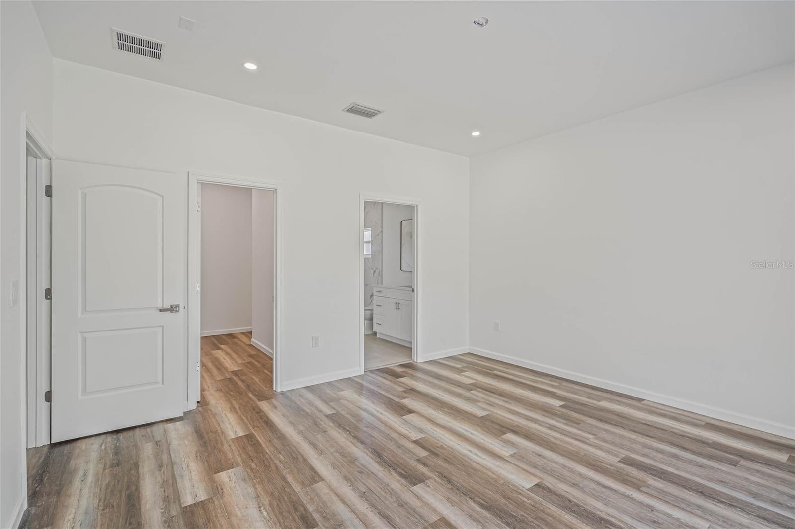 Image 14 of 27 For 8001 Leonardo Street