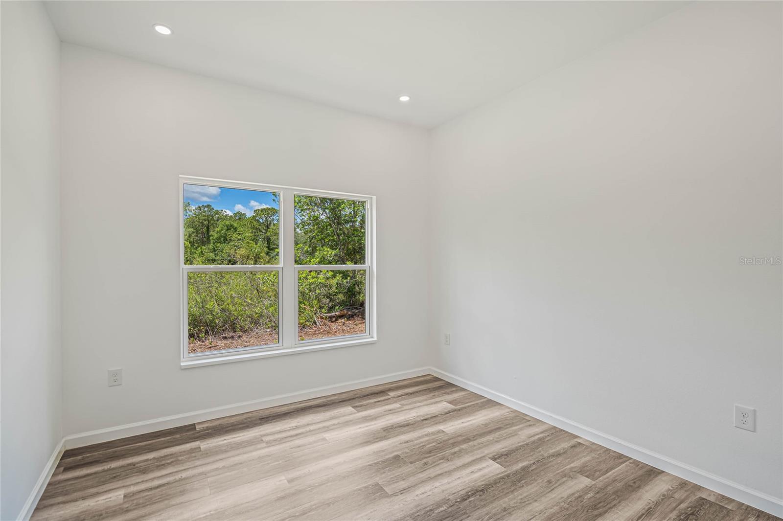Image 16 of 27 For 8001 Leonardo Street