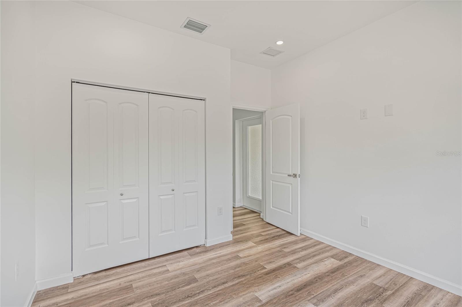 Image 17 of 27 For 8001 Leonardo Street
