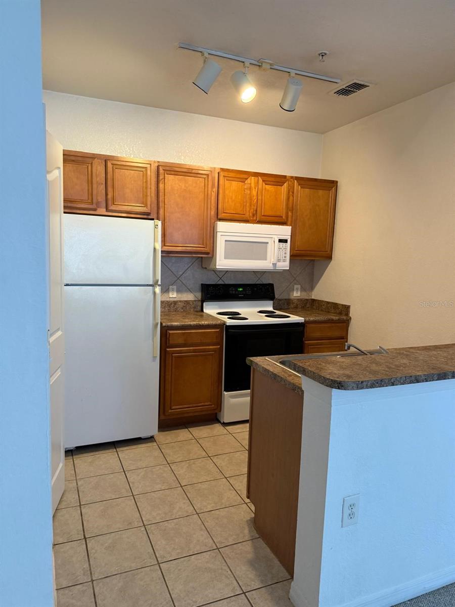 Image 3 of 6 For 6137 Metrowest Boulevard 206