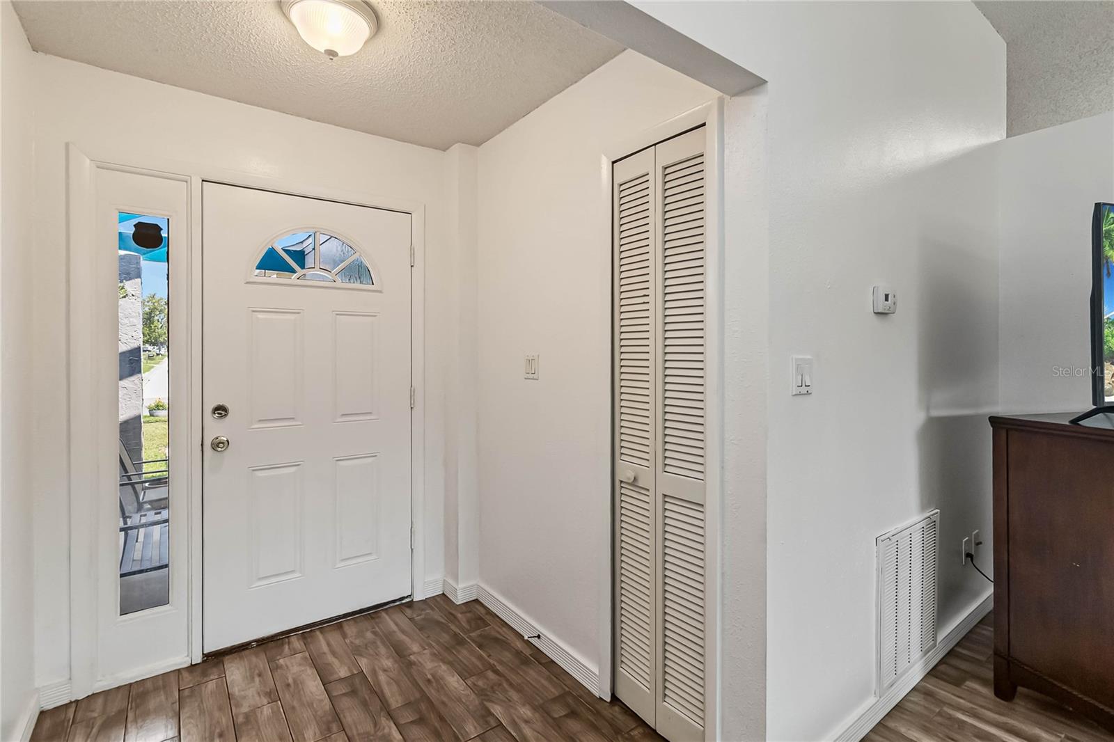 Image 4 of 30 For 2542 Camphorwood Circle