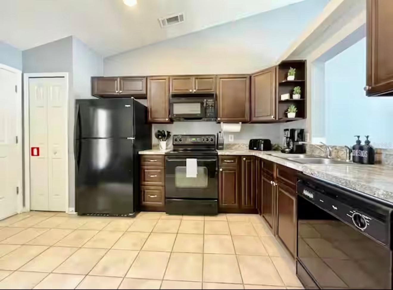 Image 14 of 28 For 142 Glasgow Court