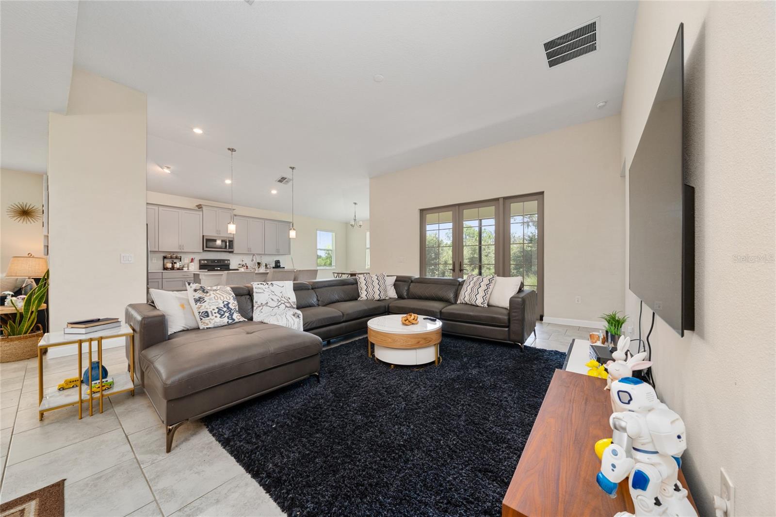 Image 21 of 42 For 8914 Fallen Oak Drive 377