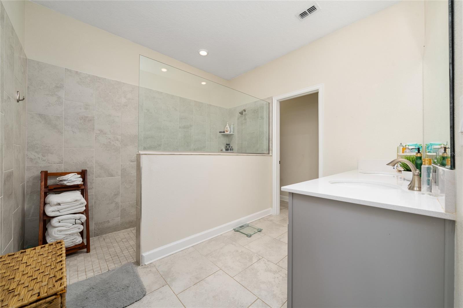 Image 26 of 42 For 8914 Fallen Oak Drive 377