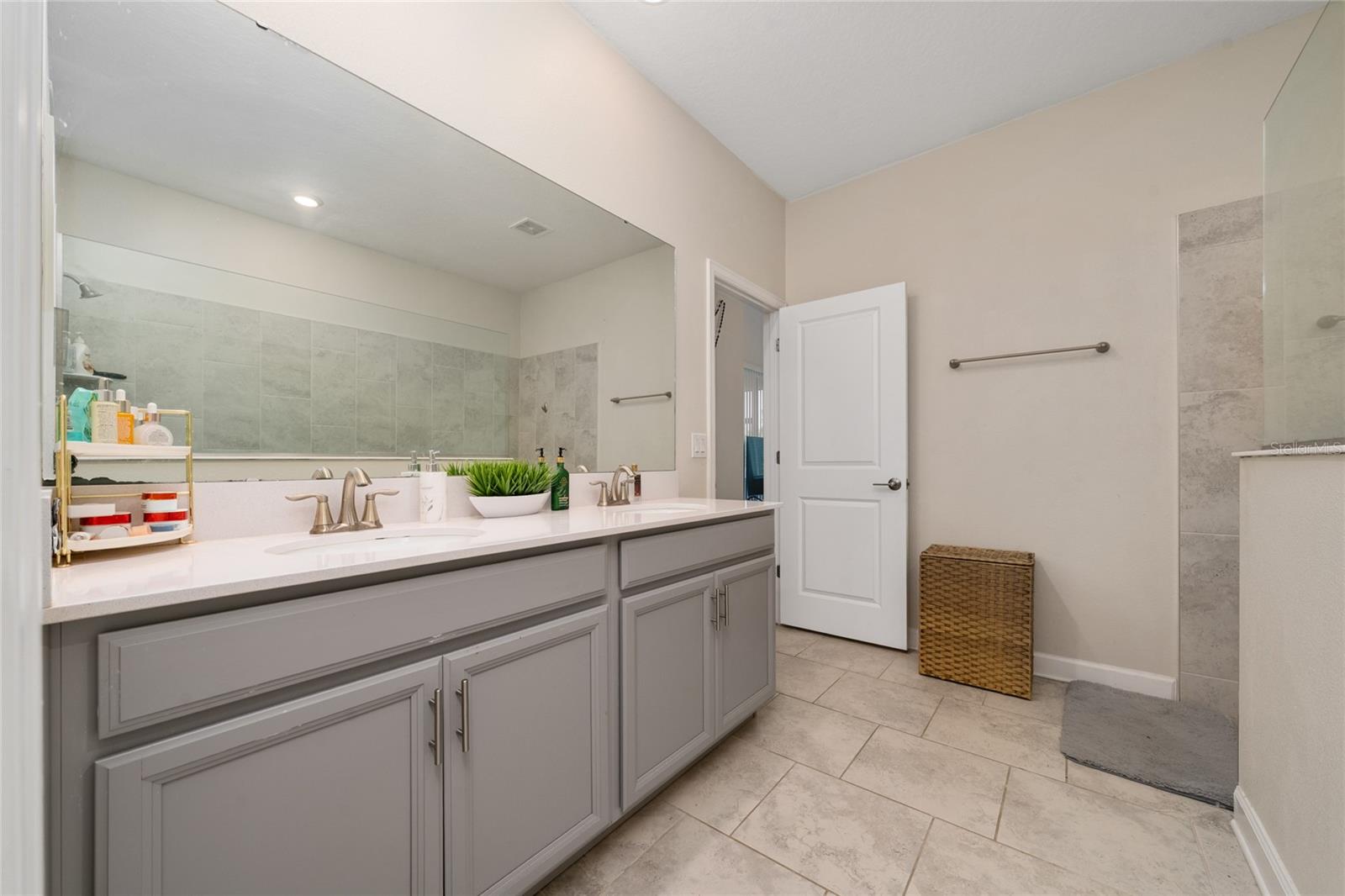 Image 27 of 42 For 8914 Fallen Oak Drive 377