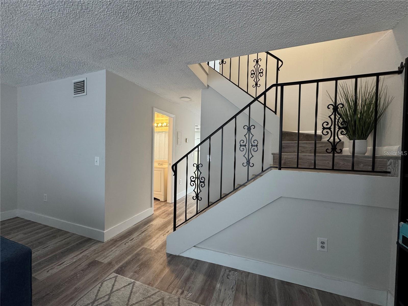 Image 4 of 7 For 6062 Village Circle Ge