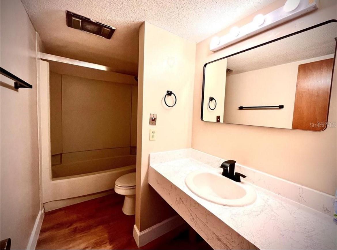 Image 11 of 13 For 806 Pinewood Court 3135-6