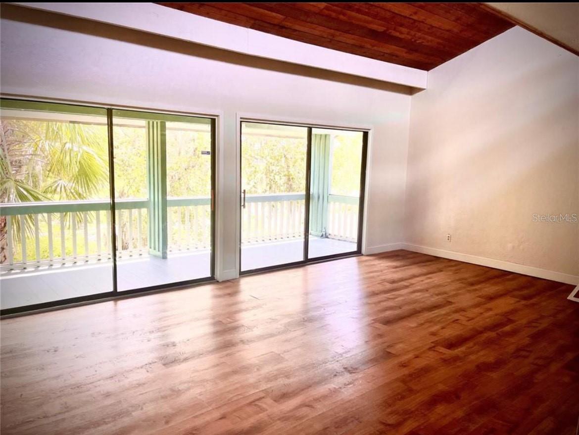 Image 4 of 13 For 806 Pinewood Court 3135-6