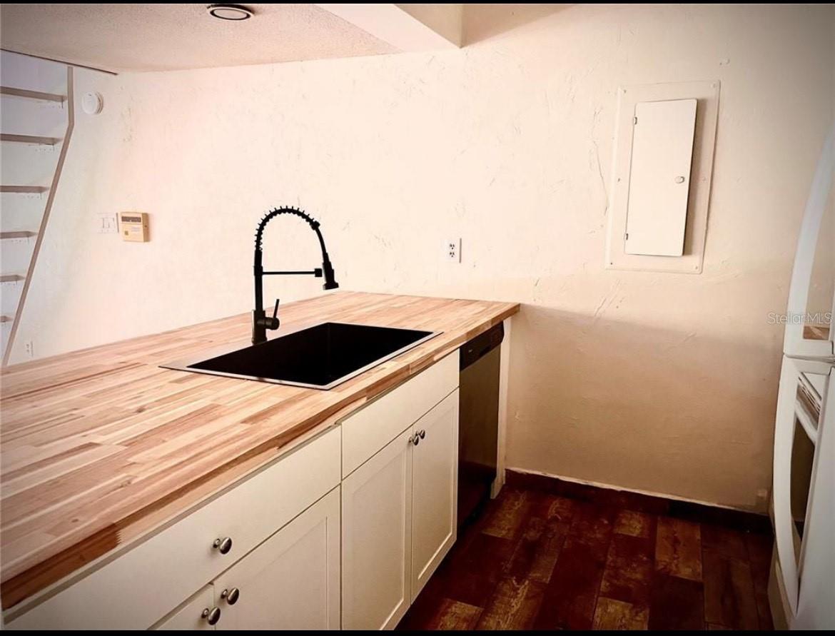 Image 5 of 13 For 806 Pinewood Court 3135-6