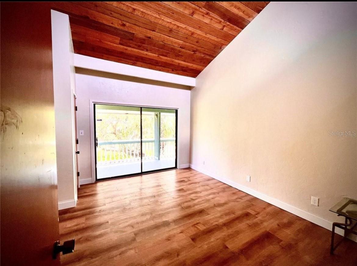Image 6 of 13 For 806 Pinewood Court 3135-6