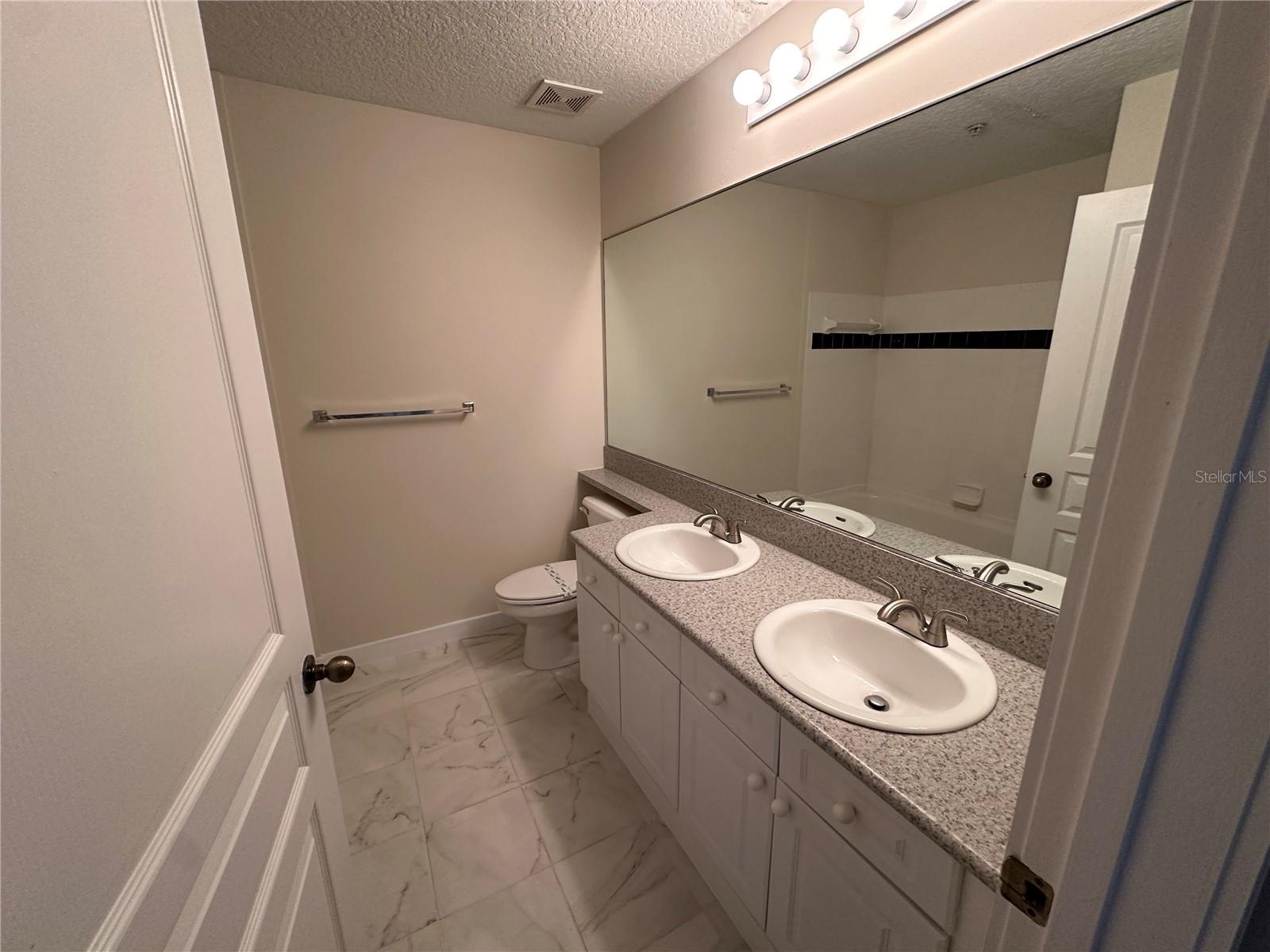 Image 14 of 33 For 611 Campus Street 130