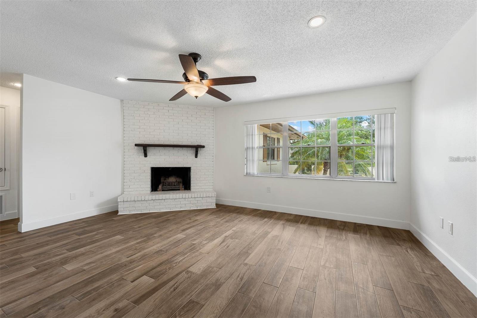 Image 4 of 17 For 8323 Banyan Boulevard